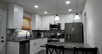 Charming 4-bedroom house with AC, WiFi in peaceful Mint Hill and 2 living rooms