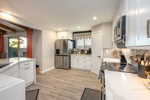 Frigorífic, microones, forn i placa de cuina 