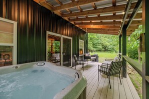 Terrace/patio - Nature’s Nest Hot Tub • Fire Pit • Deck Views • Near Old Man’s Cave (Logan)