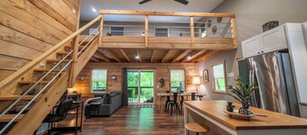 Nature’s Nest Hot Tub • Fire Pit • Deck Views • Near Old Man’s Cave
