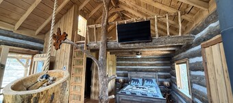 Charming 2-bedroom cabin with WiFi, AC near marvelous Pleasant Hope, Mo.