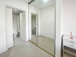 Apartment, 1 Bedroom, Accessible, Smoking | Bathroom