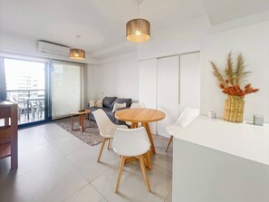 Apartment, 1 Bedroom, Accessible, Smoking | Dining room