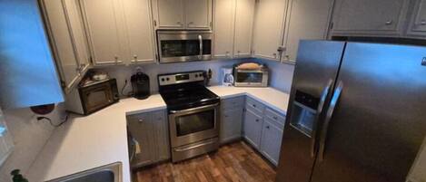 Een koelkast, een magnetron, een oven, een kookplaat