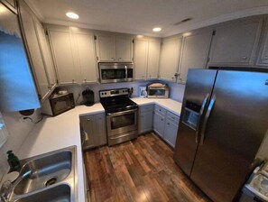 Kjøleskap, mikrobølgeovn, ovn og kokeplater