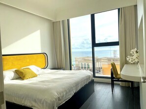 Apartamento superluxo, 1 cama King, sacada, vista para o oceano | Cofres nos quartos, escrivaninha, ferros/tábuas de passar roupa