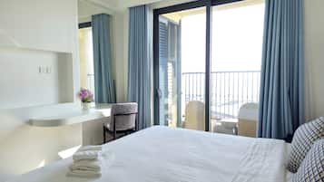 Appartamento Luxury, 1 letto king, balcone, vista oceano | Una cassaforte in camera, una scrivania, ferro/asse da stiro