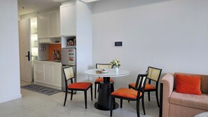 Luksusleilighet, 2 soverom, balkong, byutsikt | Oppholdsområde | LED-TV