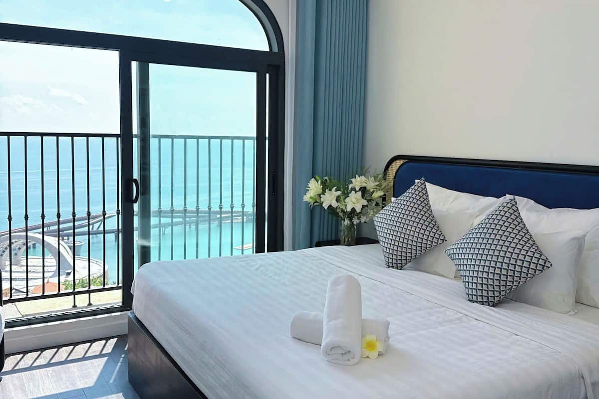 Deluxe Apartment, 3 Bedrooms, Kitchen, Ocean View | In-room safe, desk, iron/ironing board, free WiFi