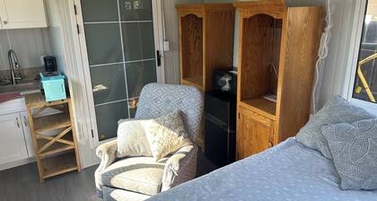 Charming studio with WiFi and AC in lovely Fresno