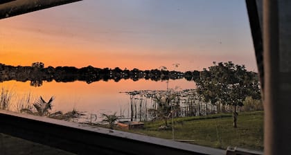Lake Front: Charming 3-bedroom house with WiFi and AC in wonderful Winter Haven