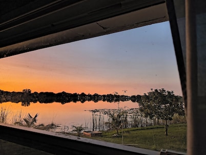 Lake Front: Charming 3-bedroom house with WiFi and AC in wonderful Winter Haven