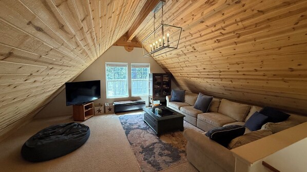 Smart TV, fireplace - Family Friendly Mountains of Fun in the Sierras in Blue Lake Springs (Arnold)