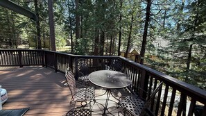 Outdoor dining - Family Friendly Mountains of Fun in the Sierras in Blue Lake Springs (Arnold)