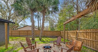 A Pop of Color! House in wonderful Crystal River - King Bed-Manatees - Wifi & AC