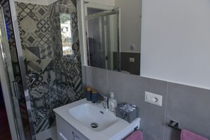 Shower, hair dryer, bidet, towels