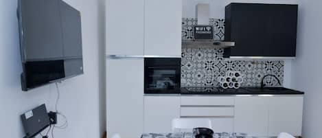 Kühlschrank, Ofen, Herdplatte, Wasserkocher mit Kaffee-/Teezubehör