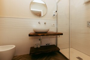 Bruser, hårtørrer, bidet, håndklæder