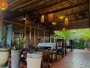 Frokost, lunsj og middag serveres, utsikt mot hagen