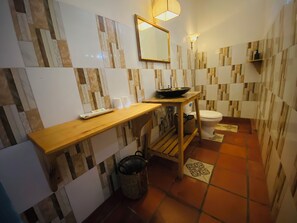 Standard Double Room, Lake View | Bathroom | Shower, designer toiletries, hair dryer, slippers - Bình An Village (Long Ho)