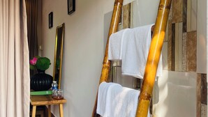A bathroom with a bamboo ladder, a mirror, and a towel rack. - Bình An Village (Phuoc Hau)