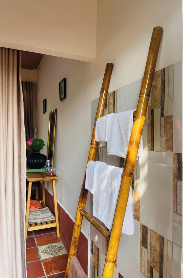 Standard-Doppelzimmer, Seeblick | Badezimmer | Dusche, Designer-Toilettenartikel, Haartrockner, Hausschuhe