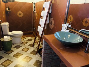 Familieværelse - udsigt til have | Badeværelse | Bruser, designertoiletartikler, hårtørrer, hjemmesko