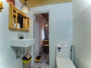 Standard-herbergi með tvíbreiðu rúmi - útsýni yfir garð | Baðherbergi | Sturta, snyrtivörur frá þekktum framleiðendum, hárblásari, inniskór