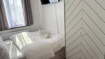 3 bedrooms, iron/ironing board, WiFi, bed sheets