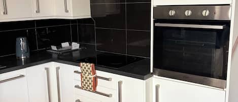 Refrigerador, microondas, horno, placa de cocina