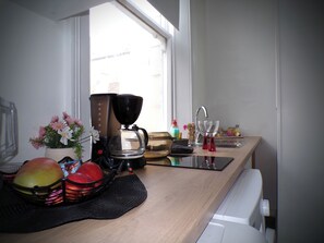 Køleskab, mikrobølgeovn, ovn, kogeplade