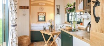 Poppie's Shepherd's Lodge Retreat & Wellness