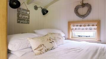 1 bedroom, bed sheets