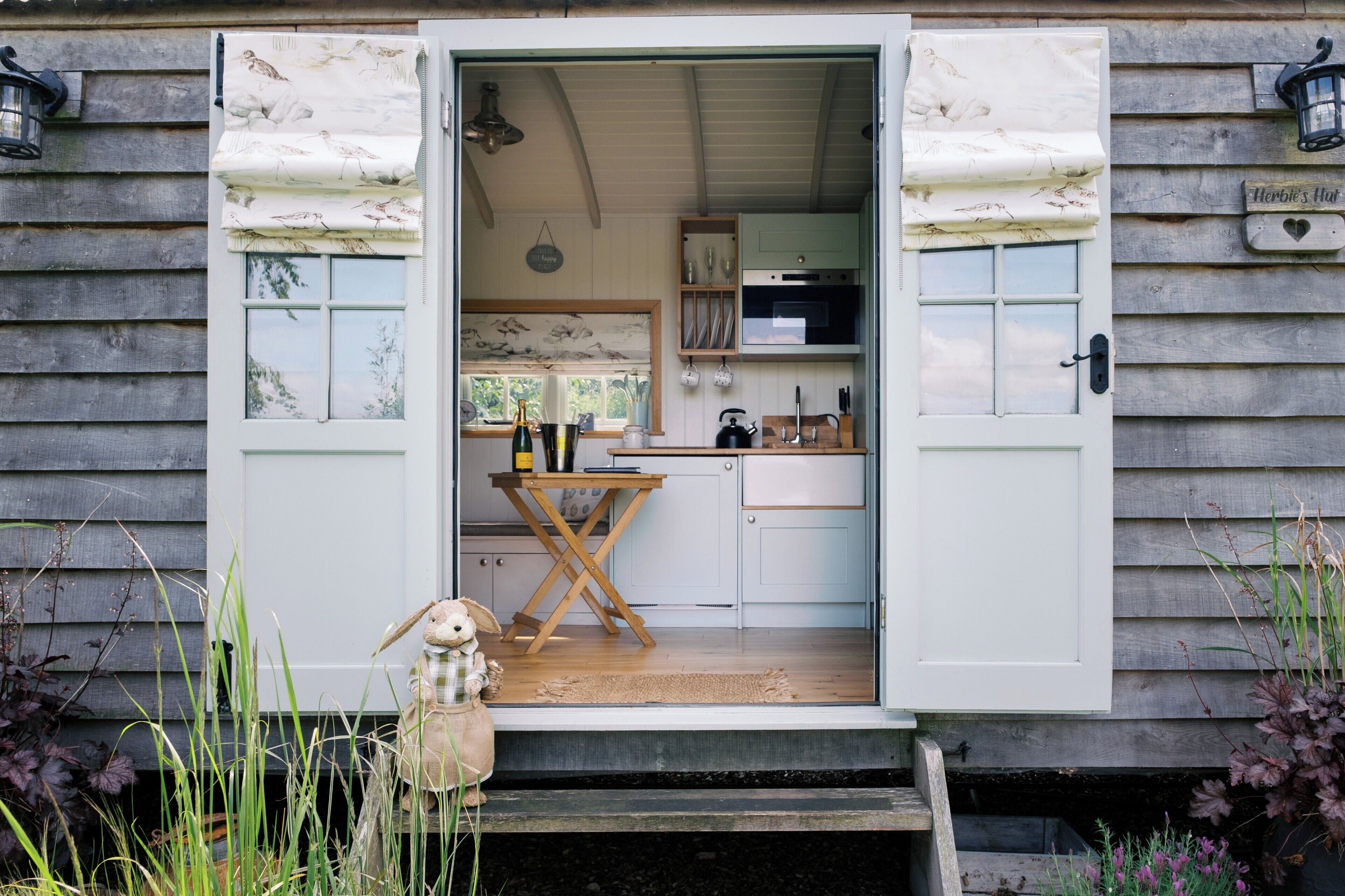 Réfrigérateur, micro-ondes, plaque de cuisson, grille-pain