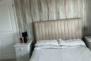 3 makuuhuonetta, silitysrauta/-lauta, Wi-Fi, vuodevaatteet