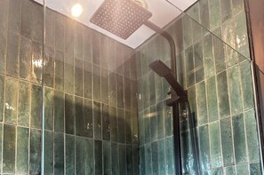 Shower, hair dryer, towels - 3 Bed-Sleeps 5-Garden-Parking-Pets (Carlisle)