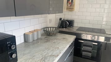 Een koelkast, een magnetron, een oven, een kookplaat