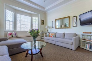 TV, peis, bøker og kontorer