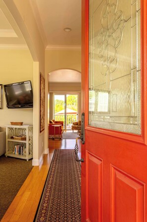 TV, fireplace, books, offices - Graton, Hot Tub, BBQ, Nature & Family Fun (Sebastopol)