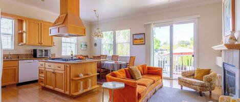 Fernseher, Kamin, Bücher, Arbeitsbereiche