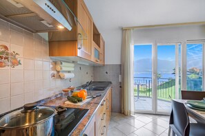 Coffee/tea maker, fridge, oven, stovetop