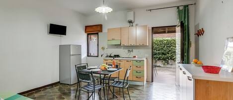 Frigorífico, placa de cocina, cafetera o tetera y utensilios de cocina