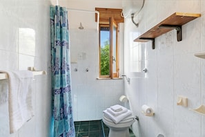 Regadera, bidet, toallas