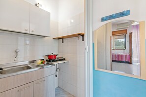 Kühlschrank, Herdplatte, Wasserkocher mit Kaffee-/Teezubehör