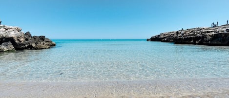 Una spiaggia nelle vicinanze
