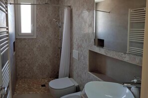 Shower, bidet, towels - Villa Pescoluse with Pool and Sea View, Salve, Italy (Salve)