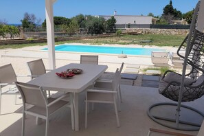Outdoor dining - Villa Pescoluse with Pool and Sea View, Salve, Italy (Salve)