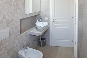 Shower, bidet, towels - Villa Pescoluse with Pool and Sea View, Salve, Italy (Salve)