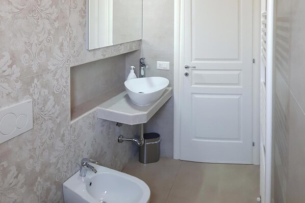 淋浴设施、坐浴桶、毛巾
