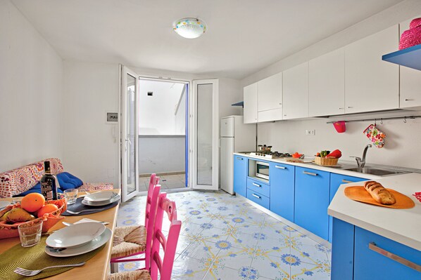 Refrigerador, microondas, parrilla de estufa y cafetera y tetera 